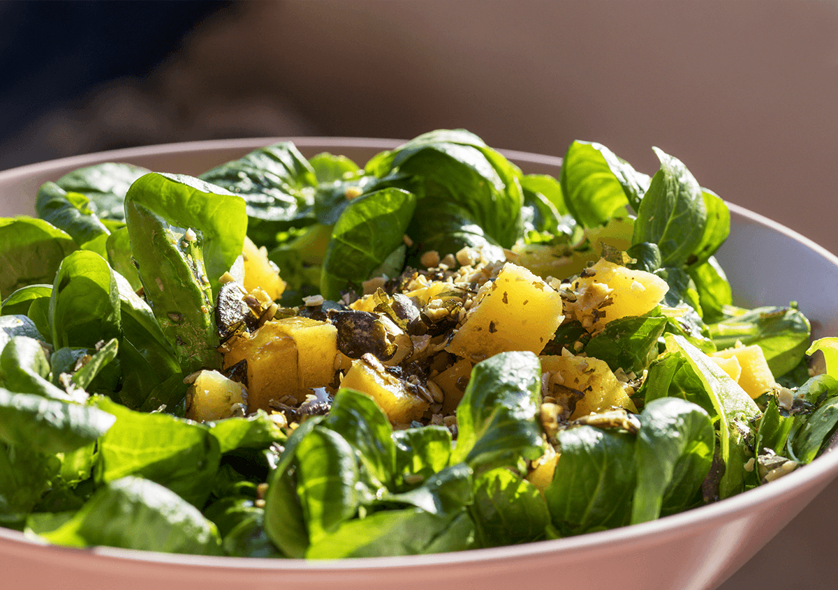 Salata od matovilca i krumpira sa bučinim uljem i košticama